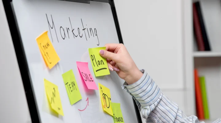 Marketing Jovem Empresaria Bonita Em Camisa Listrada No Escritorio Criando Um Novo Plano De Marketing 720x400